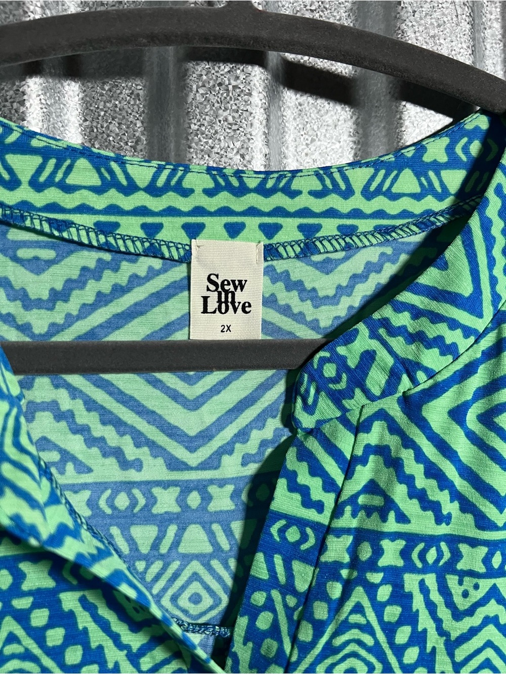 Sleeveless Geometric Print Split Neck Sleeveless Tank Top Blue & Mint 2X NWOT - Picture 2 of 4